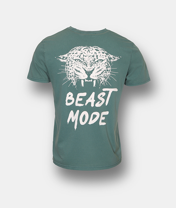 Grünes T-Shirt mit weißer Leopardengrafik und der Aufschrift BEAST MODE auf dem Rücken.